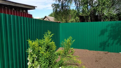 Фото забора из зеленого профнастила с распашными воротами